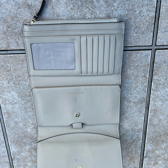 MICHAEL Michael Kors
Medium Carryall Tri-Fold Wallet - Picture 8 of 16